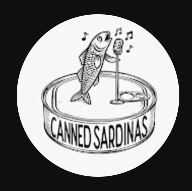 Logotipo de Canned Sardinas: una sardina cantando ante un micrófono sobre una lata.